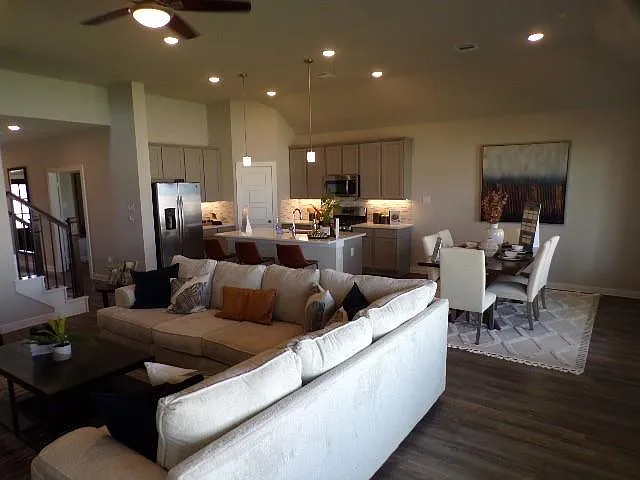 4 bed, 3.0 bath, 2490 sqft, $3,200 — Photo 3