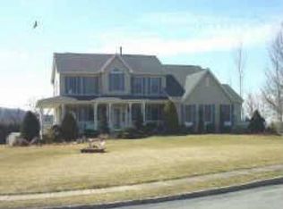 17 Cliffside Dr, Stewartsville, NJ 08886