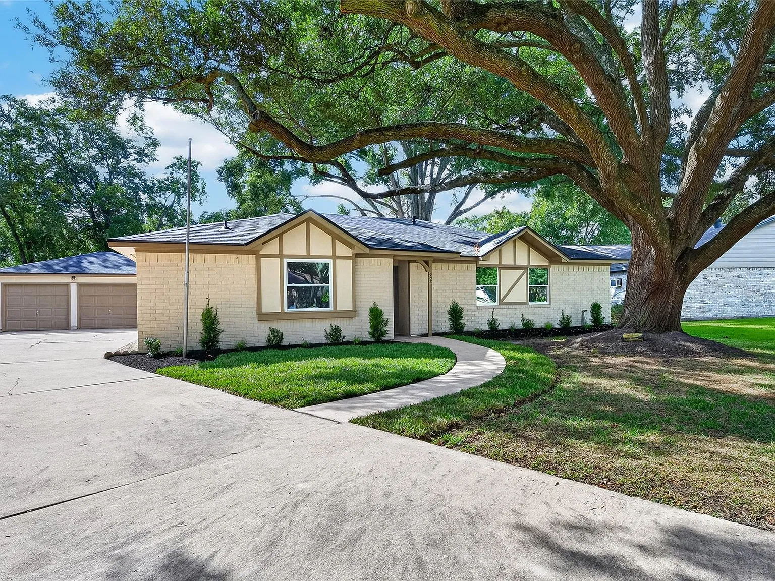 3 bed, 2.5 bath, 1849 sqft, $2,600 — Photo 1