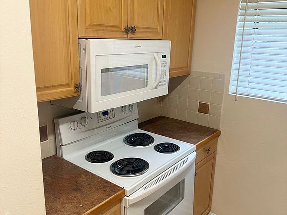 4th image of 378 Whetherbine Way E