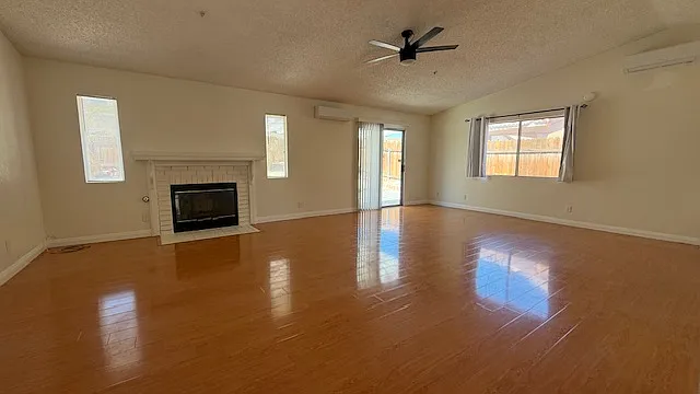 3 bed, 1318 sqft, $2,300 — Photo 2