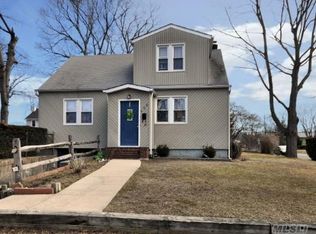 498 Walnut St, Lindenhurst, NY 11757