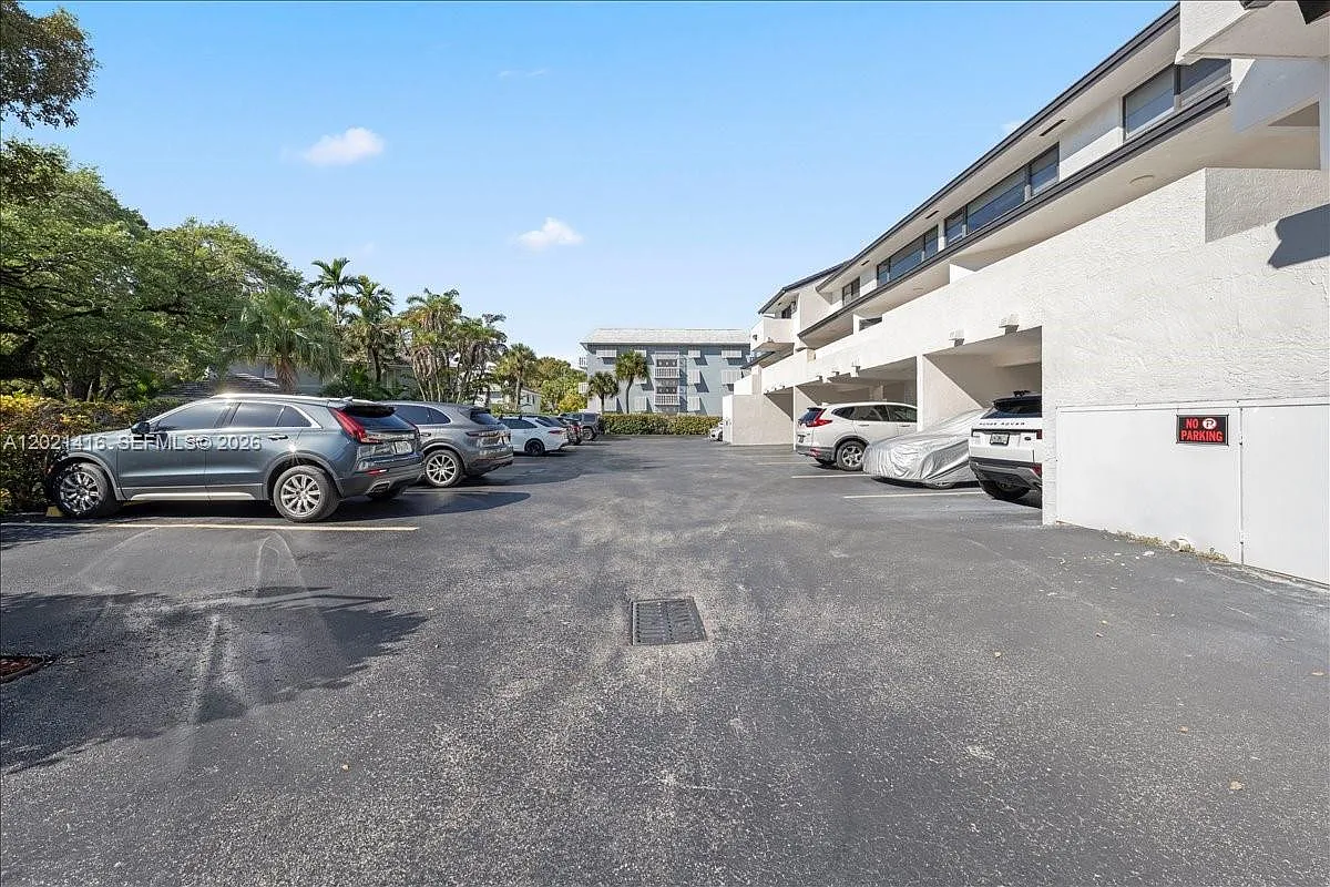 Gables South Condo — Photo 4