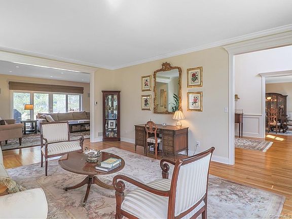 4th image of 10 Fox Glen Dr