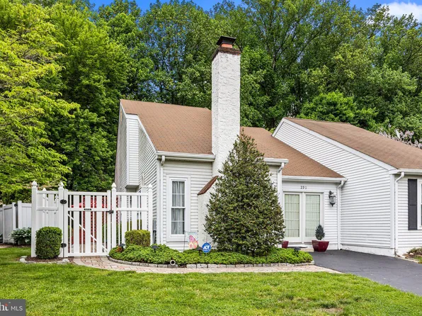 291 Woods Edge Pl, Langhorne, PA 19047