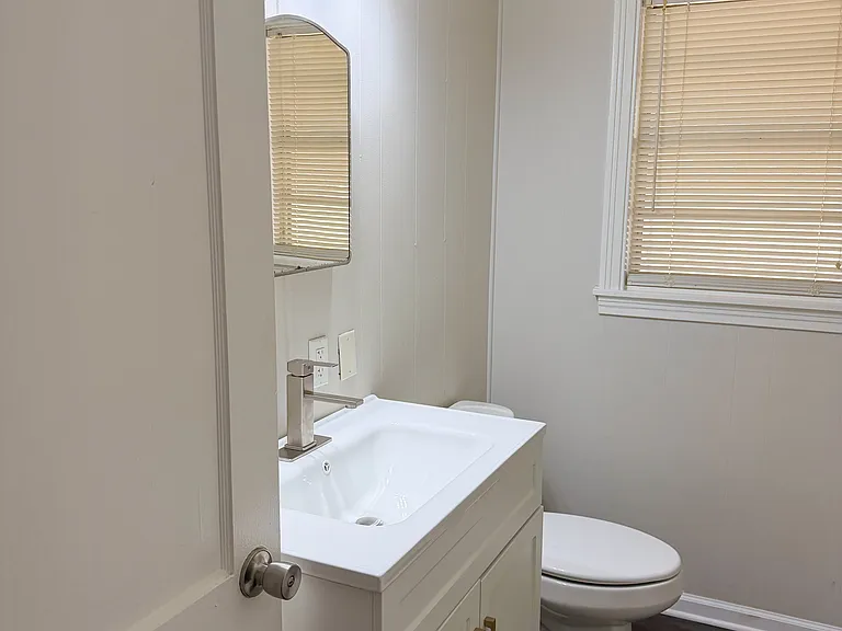 909 Lake Court Dr — Photo 8