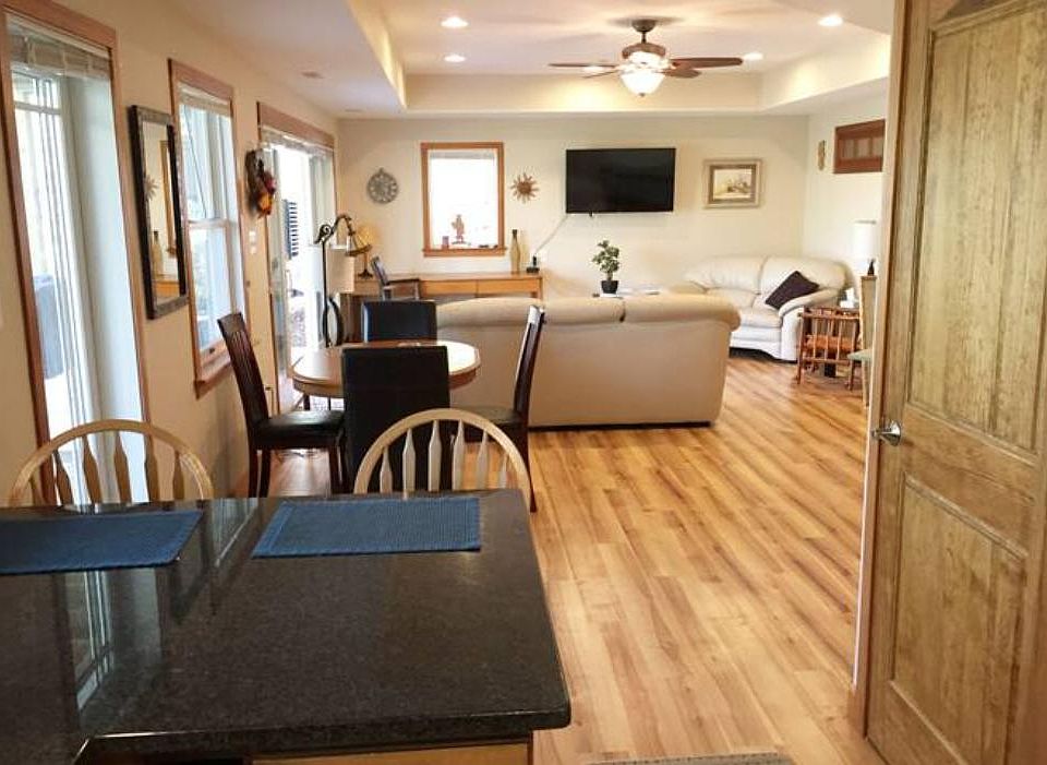 LIVING RM OFF KIT BREAKFAST BAR