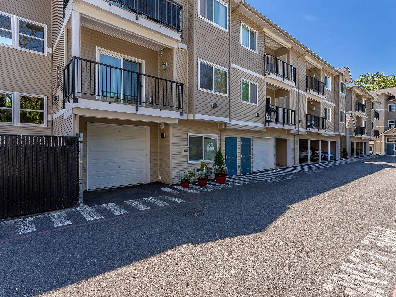Avaya at Town Center Apartments — Photo 2