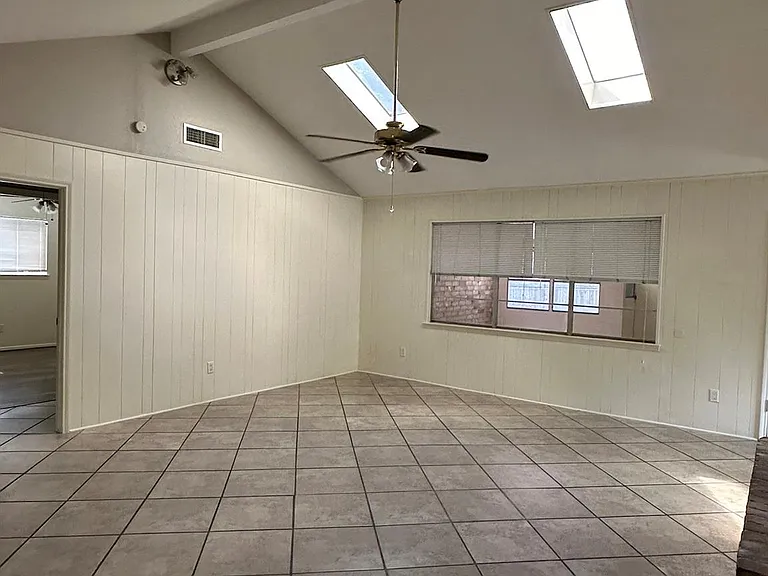 11702 Brighton Ln — Photo 5