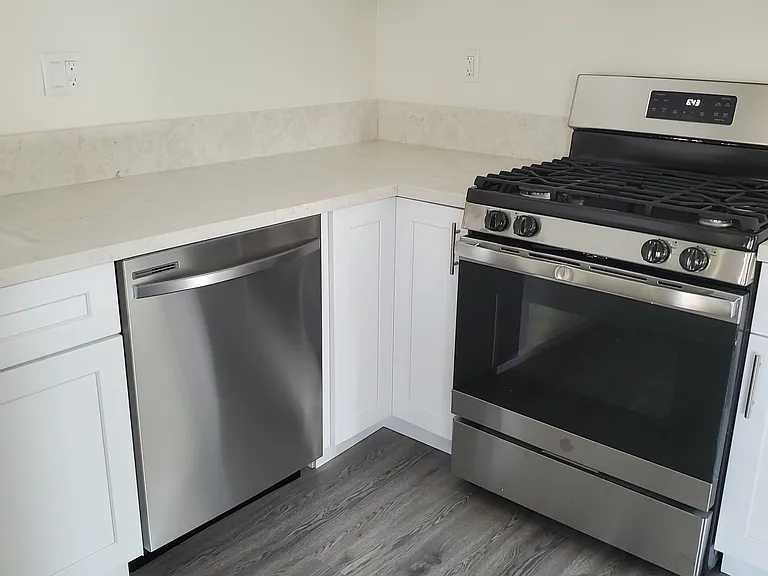 5306 Romaine St — Photo 12