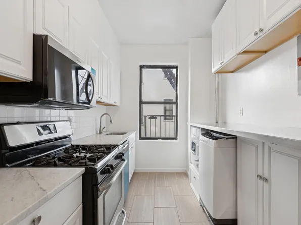 8 Magaw Place image 3 of 14