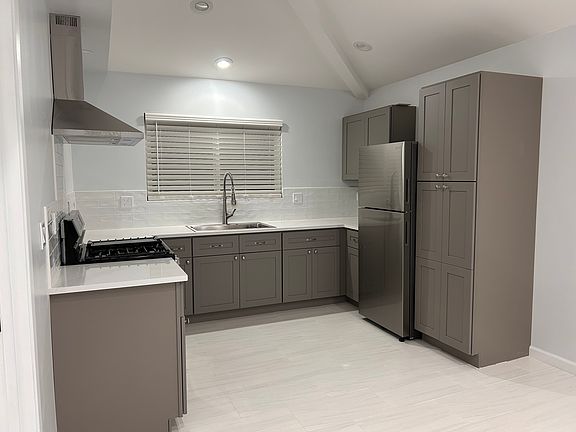 4th image of 4162A Venice Ln