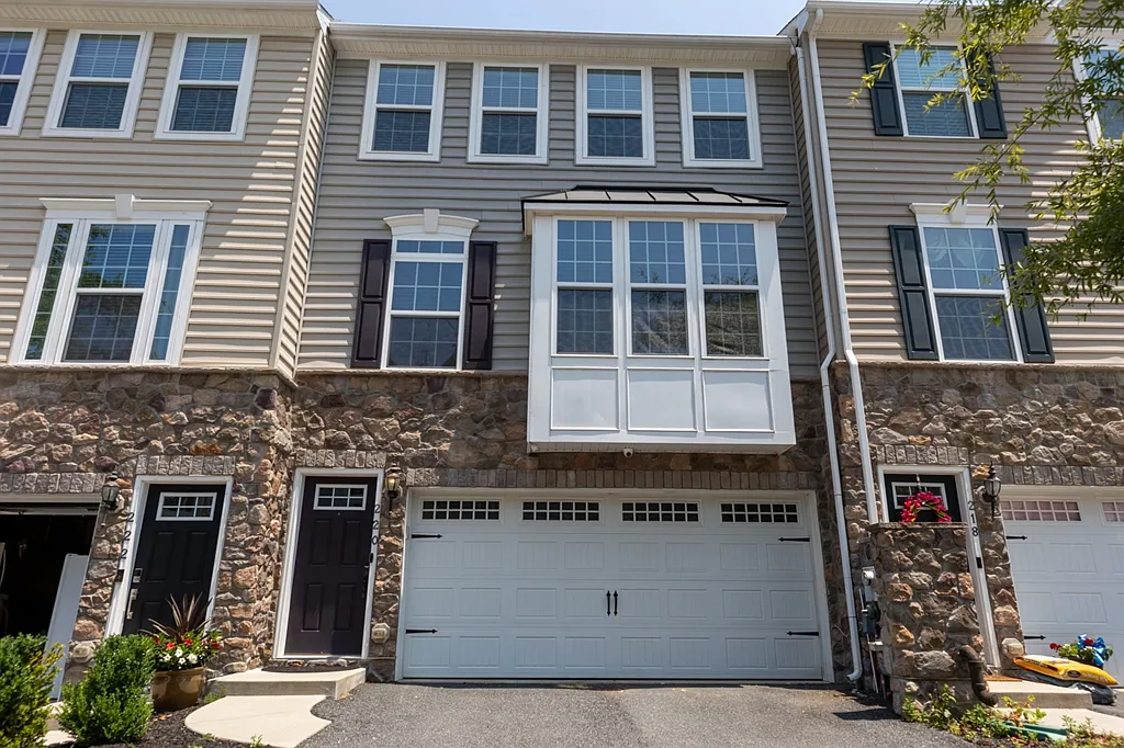 3 bed, 3.5 bath, 3025 sqft, $2,750 — Photo 1