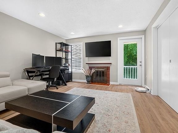 3rd image of 7 Thoreau Ct APT 8