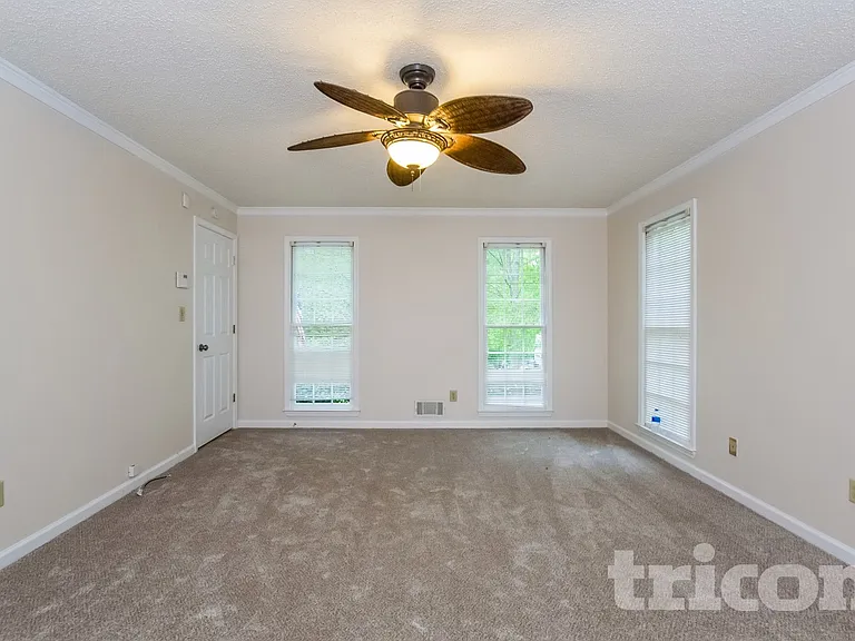 321 Stratford Dr — Photo 8