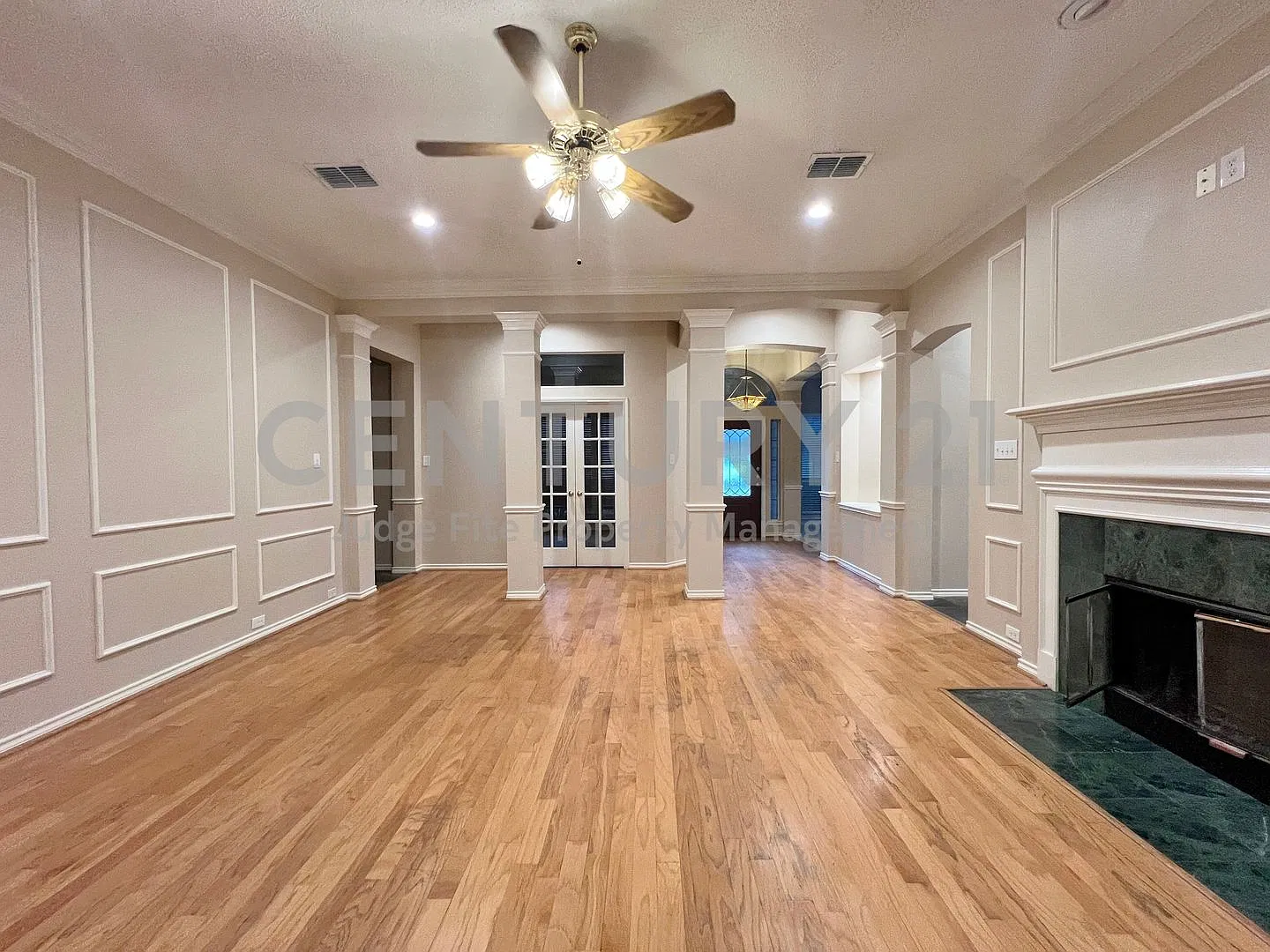 Inviting 4/2/2 Situated on Corner Lot in Highland Village For Rent! — Photo 3