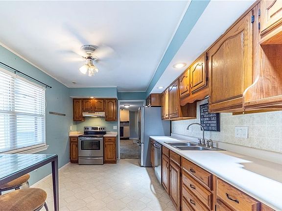 2nd image of 3760 Knollbrook Dr