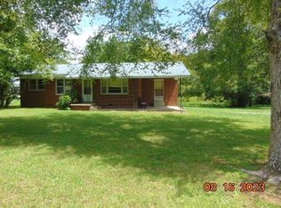 829 Beacon Rd, Parsons, TN 38363