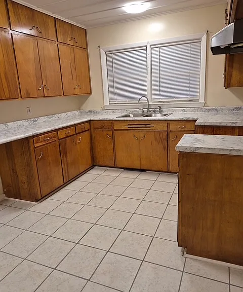 606 Hill St — Photo 3