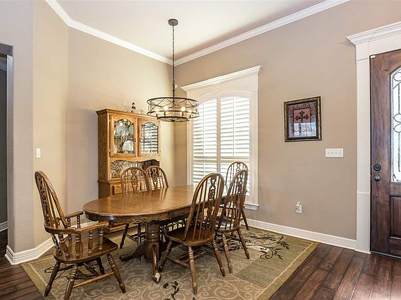 3rd image of 525 Highland Pl