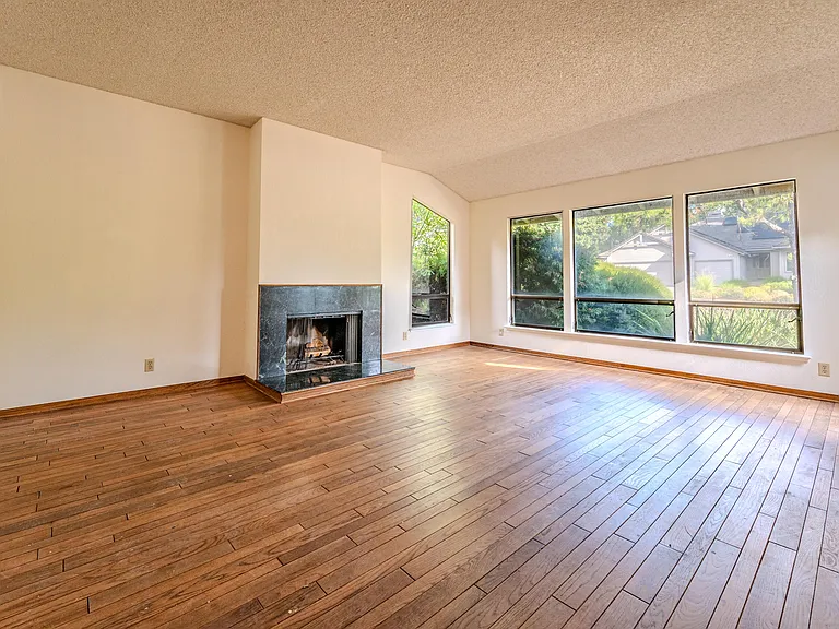 327 Clarkin Ct — Photo 8