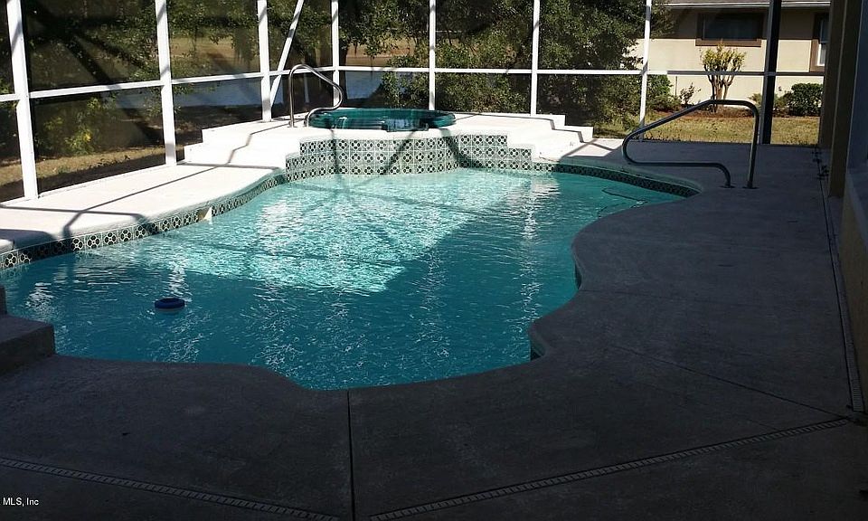 1st image of 461 Lake Dr