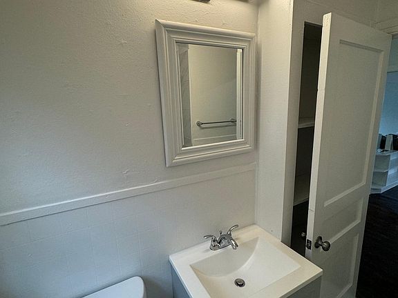 4th image of 5123 Vandelia St