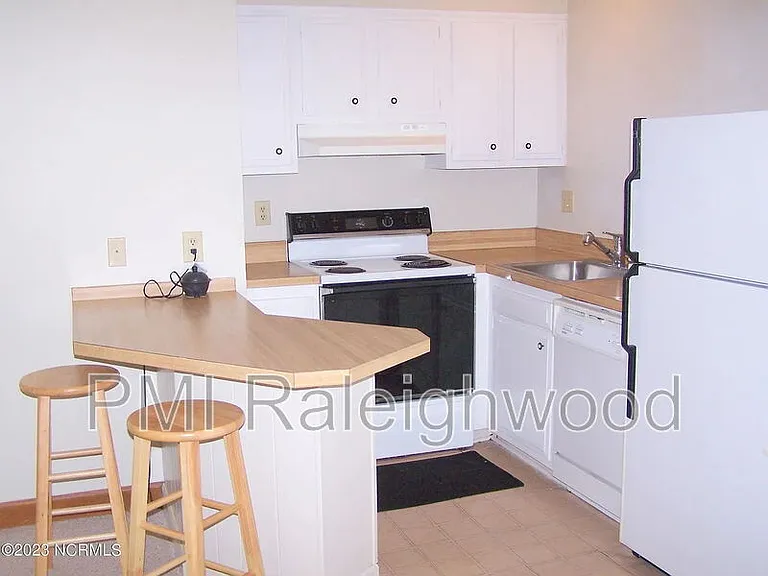 220 Foxkroft Dr — Photo 5