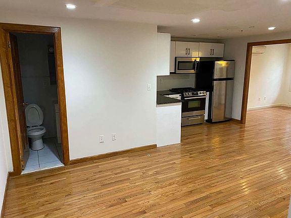 3rd image of 405 Clermont Ave