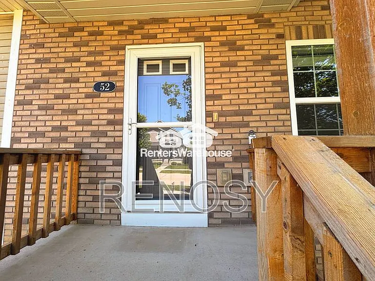 52 SE Booth Ave — Photo 2