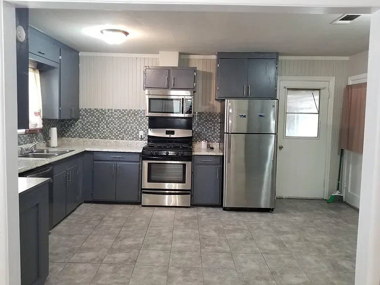 2104 Hillburn Dr — Photo 4