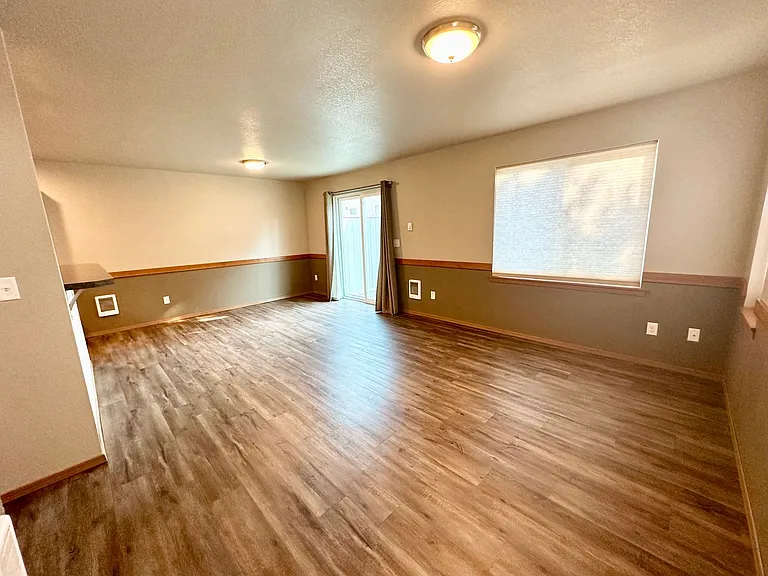 2102 N Yellowstone St — Photo 25