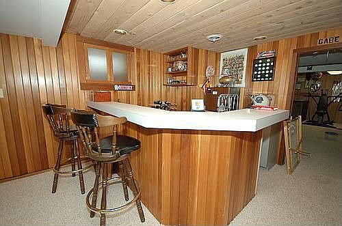 Finished Basement w/wet bar