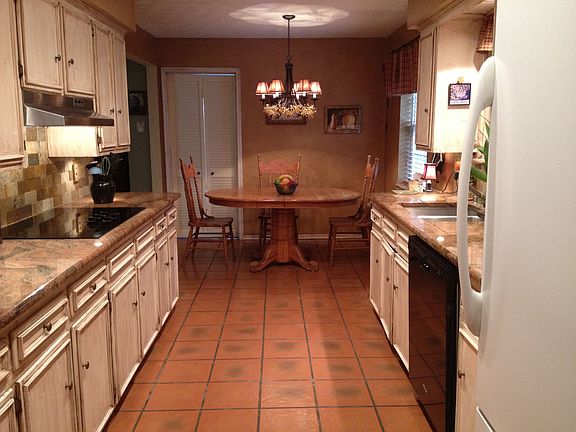 Kitchen/Breakfast Table