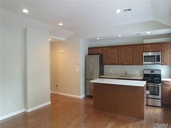 3rd image of 38 Manorhaven Blvd