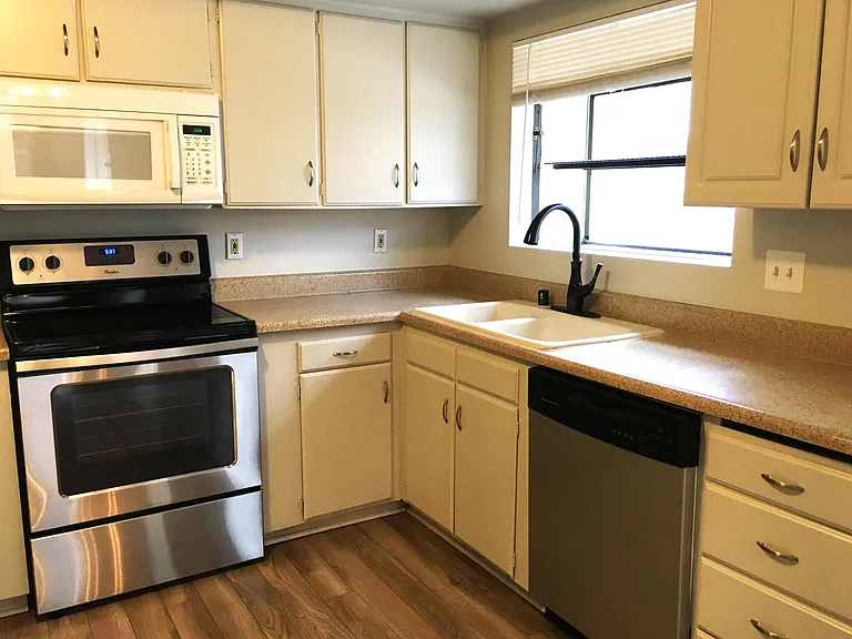 4000 Lakeside Dr — Photo 8