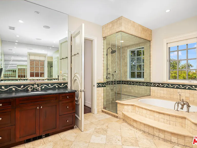 314 N Palm Dr — Photo 17