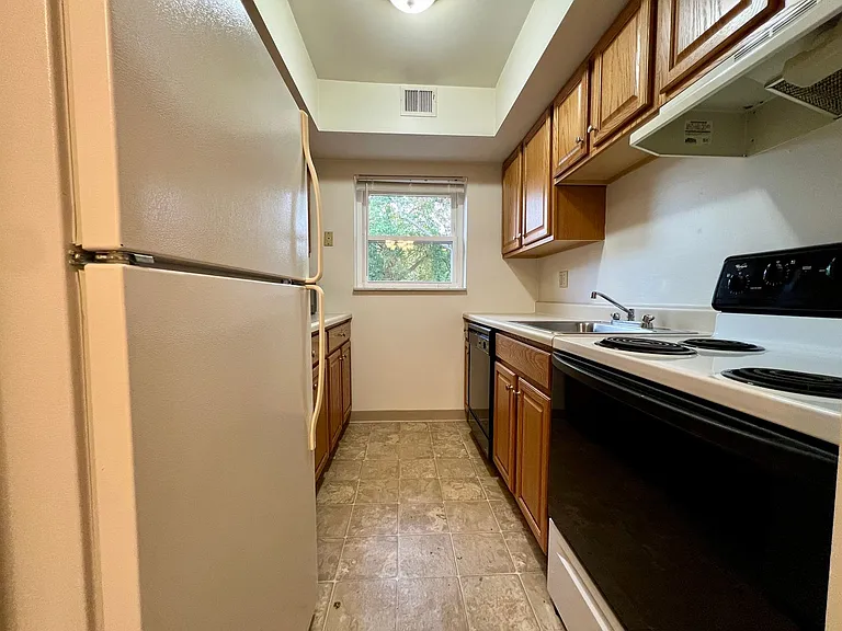 360 Maryland Ave — Photo 51