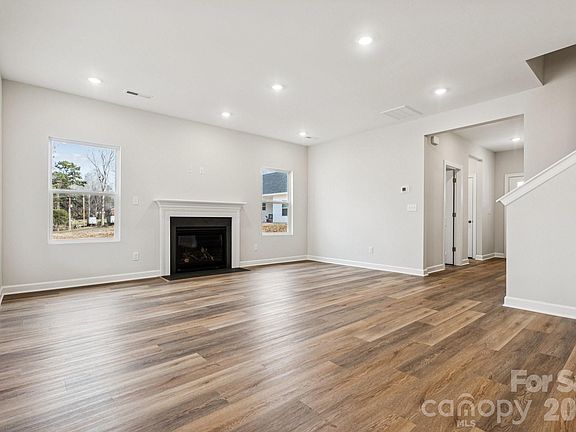 5th image of 908 Westminster Dr