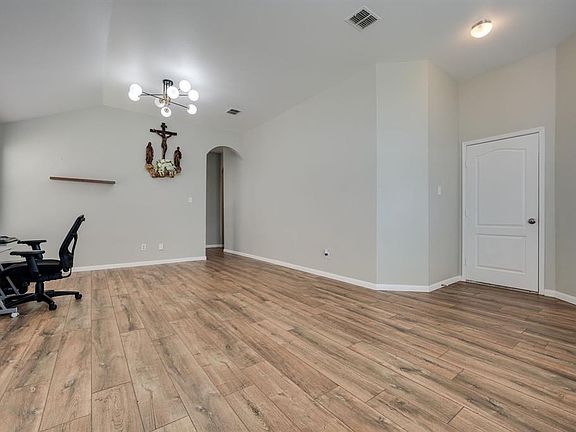 4th image of 106 Lakefront Dr