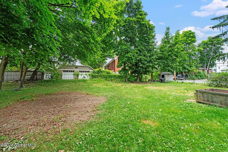 5th image of 179 8th Avenue