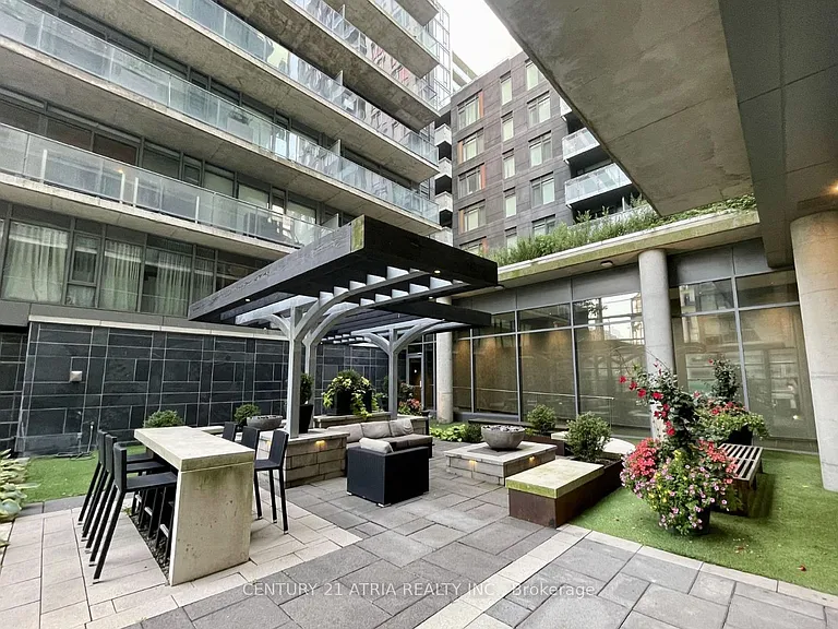 650 King St W #311 — Photo 4