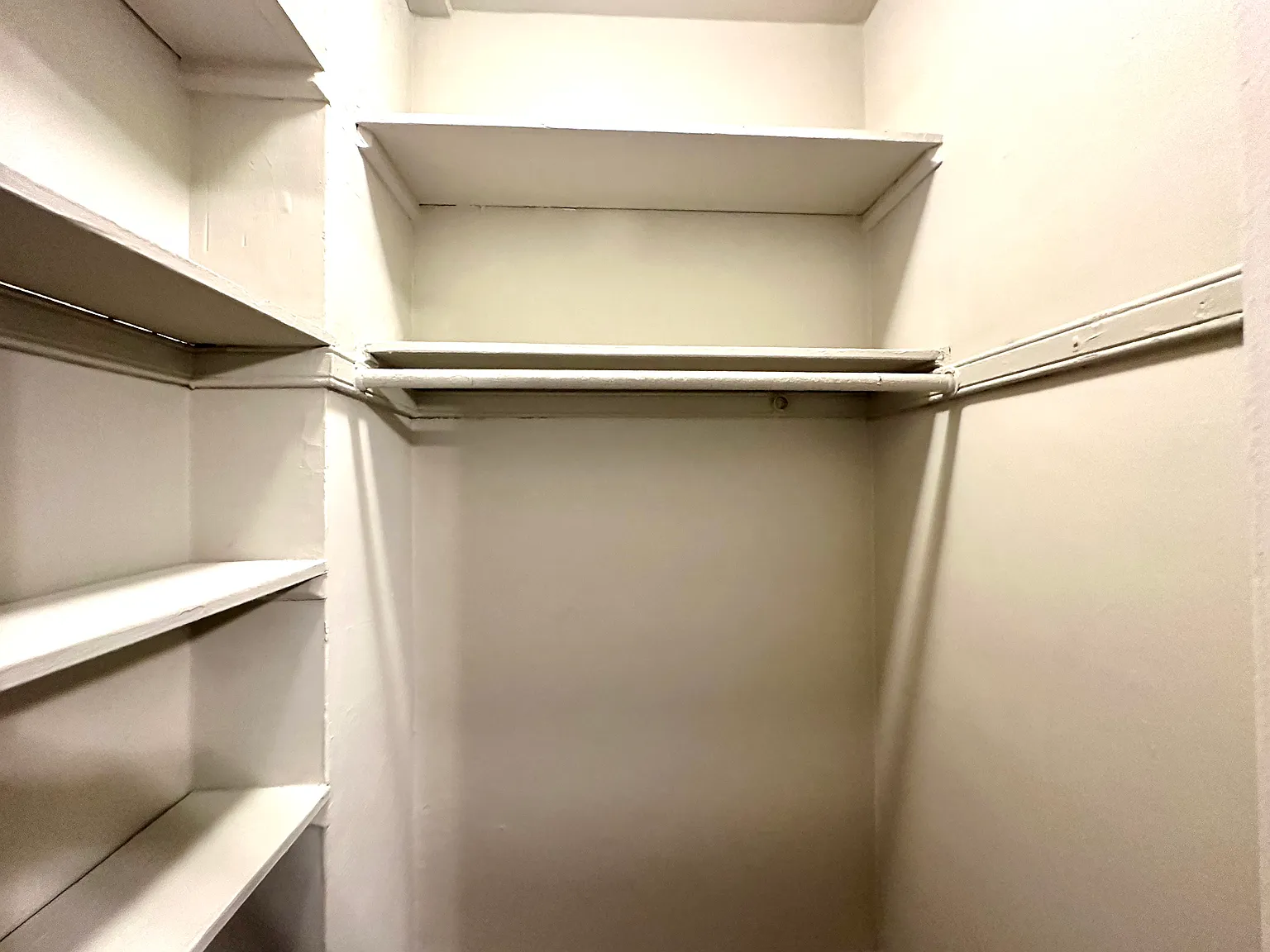 3 bed, 900 sqft, $2,936 — Photo 4