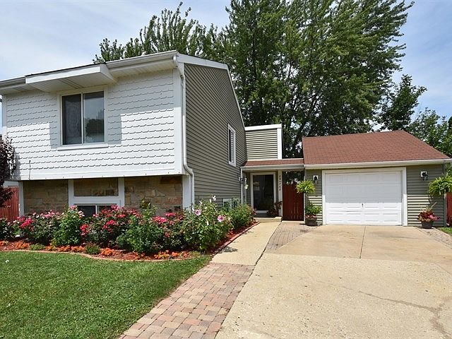 1st image of 29W768 Danbury Dr