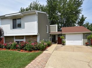 29W768 Danbury Dr, Warrenville, IL 60555