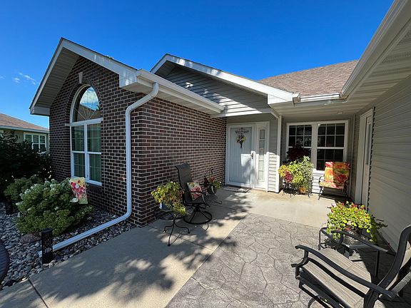 3rd image of 1322 Laurel Ln