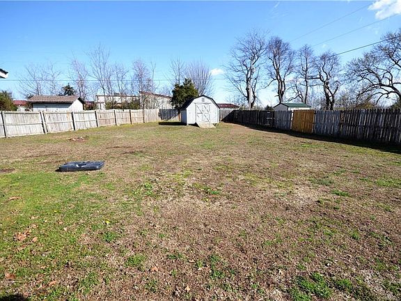 5th image of 140 E Pheasant Dr