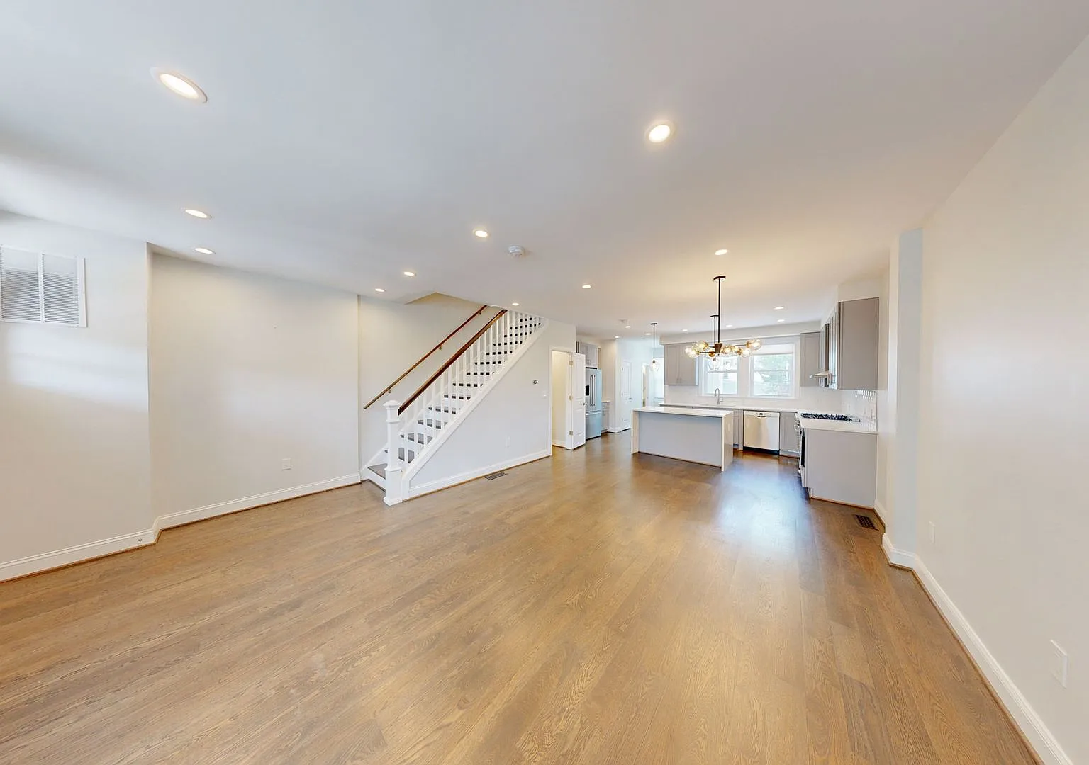Stunning End Unit 4 Bed + 3.5 Ba Located In Petworth! — Photo 4