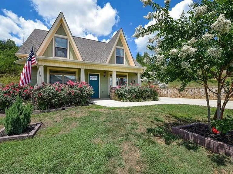 285 Courtland Crest Dr SW — Photo 1