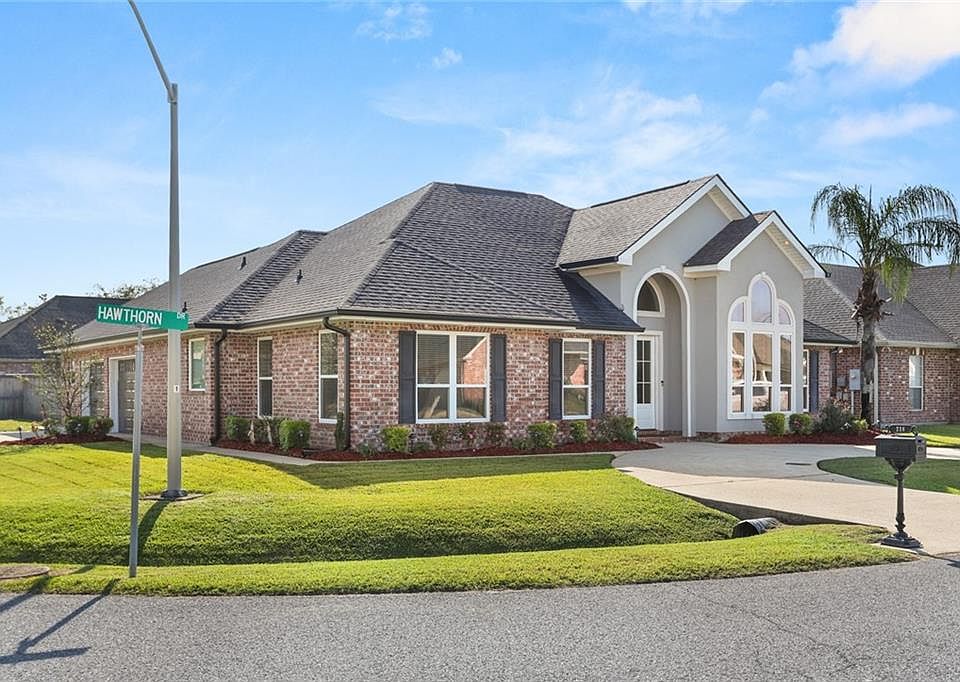 1st image of 218 Hawthorn Dr